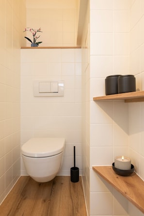 Bathroom - Modern City Apartment - Underground Parking - Balcony (Wels)