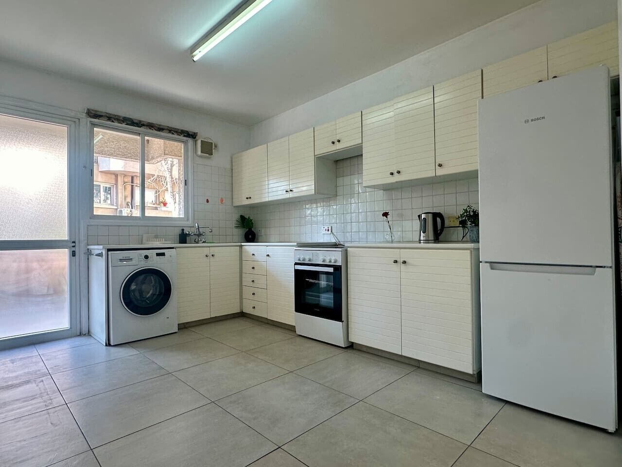 Fridge, oven, stovetop, cookware/dishes/utensils