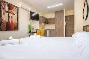 Room - Modern stylish studio, historic center, near beach (Limassol)