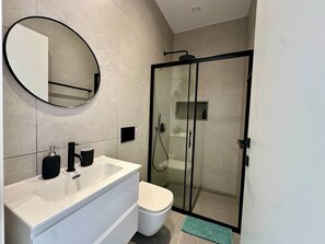 Bathroom - New central studio with balcony (Limassol)