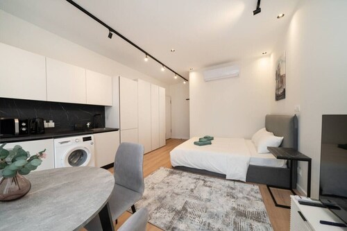 New central studio with balcony