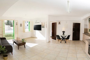 Eine moderne Wohnung mit Wohnzimmer, Essbereich und Küche.
