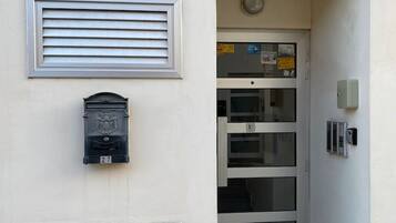 Entrada de un edificio con el nombre 'MAXIM' en el cartel sobre la puerta.