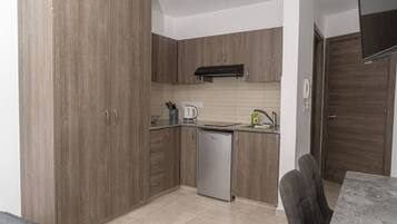 Utensilios de cocina y mesa de comedor