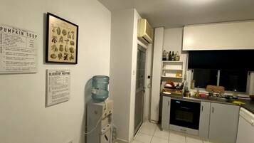 Fridge, oven, dishwasher, coffee/tea maker