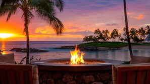 A fire pit with a view of the ocean and palm trees at sunset. - Spacious Oahu Villa Near Ko Olina Lagoons (Kapolei)