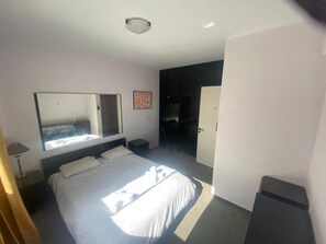 Room - Private king room in a shared flat, best location (3031)