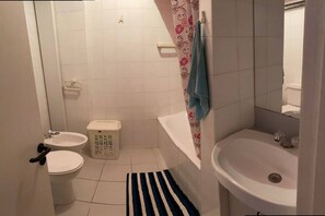 Bathroom - Private king room in a shared flat, best location (3031)