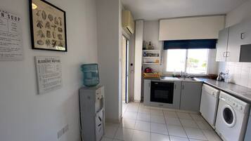 Coffee/tea maker, fridge, oven, dishwasher
