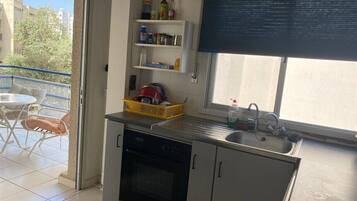 Coffee/tea maker, fridge, oven, dishwasher