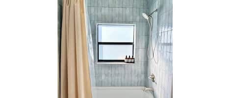 Dusche, Haartrockner, Handtücher, Seife