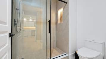 Secadora de cabello, toallas, jabón, papel de baño