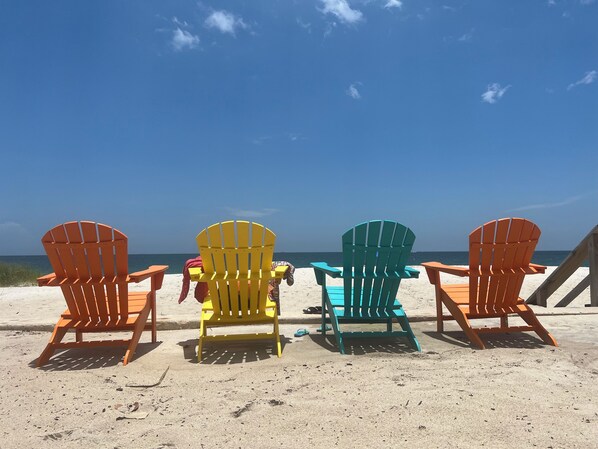 In Strandnähe, Liegestühle, Strandtücher