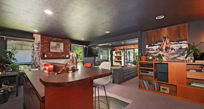 Family Retreat with Groovy Vibes - Bar + Firepit