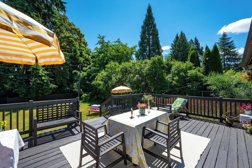 Family Retreat with Groovy Vibes - Bar + Firepit