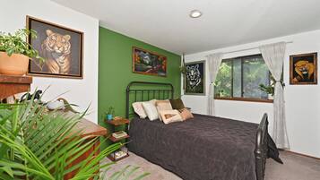 3 bedrooms, iron/ironing board, internet, bed sheets