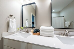 Secador de cabelo, toalhas de banho, sabonete, shampoo