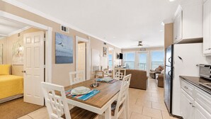 Un soggiorno luminoso e open space con zona pranzo, cucina e vista sull'oceano.