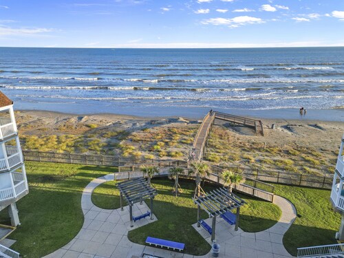 Oceanfront Escape: Top-Floor 2/2 Panoramic Views
