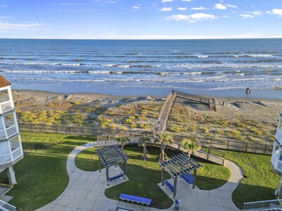 Oceanfront Escape: Top-Floor 2/2 Panoramic Views