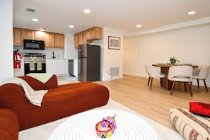 Ein modernes Apartment mit Küche, Essbereich und Wohnzimmer.