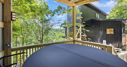 NEW listing~hot tub~MNT views~container home-2bed/2bath