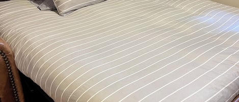 4 habitaciones, tabla de planchar con plancha, wifi y ropa de cama