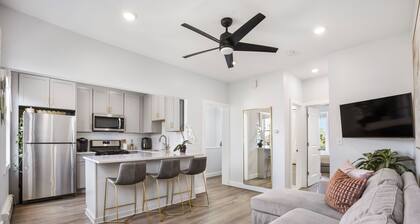 Modern 2BR • Sleeps 5 • Light Rail to NYC