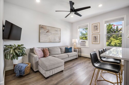 Modern 2BR • Sleeps 5 • Light Rail to NYC