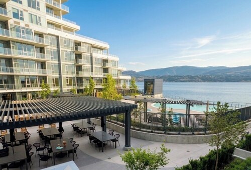 Waterfront luxurious 2-bedroom/2 bath apartment in fabulous Kelowna