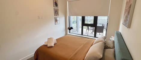 2 habitaciones, tabla de planchar con plancha, internet y ropa de cama