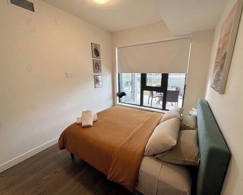 Waterfront luxurious 2-bedroom/2 bath apartment in fabulous Kelowna
