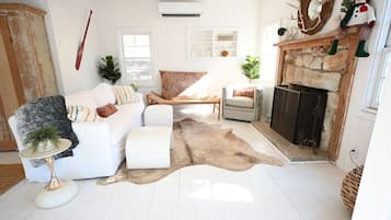 Televisión, chimenea, libros, oficina