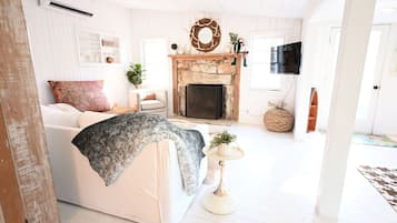 Televisión, chimenea, libros, oficina