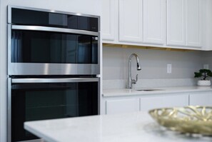 Wasserkocher mit Kaffee-/Teezubehör, Kühlschrank, Mikrowelle, Ofen