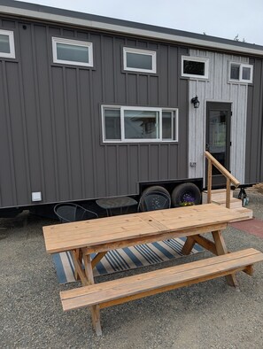 Outdoor dining - Lakeside, Cozy Tiny Home - Quaint and Fully Equipped (Shelton)