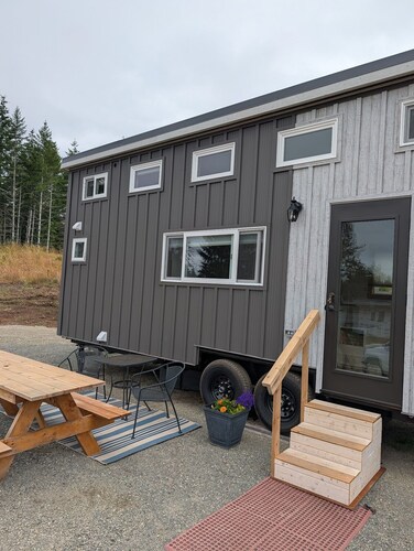 Lakeside, Cozy Tiny Home - Quaint and Fully Equipped