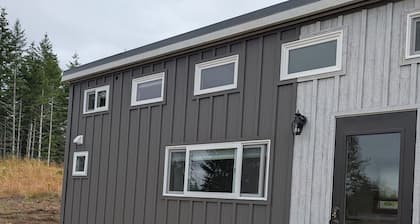 Lakeside, Cozy Tiny Home - Quaint and Fully Equipped