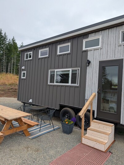 Lakeside, Cozy Tiny Home - Quaint and Fully Equipped