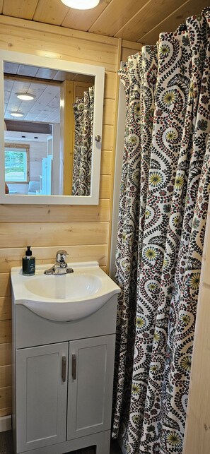Shower, towels, soap, shampoo - Lakeside, Cozy Tiny Home - Quaint and Fully Equipped (Shelton)