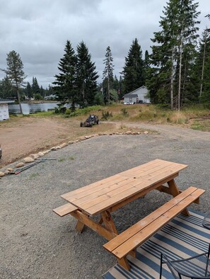 Outdoor dining - Lakeside, Cozy Tiny Home - Quaint and Fully Equipped (Shelton)