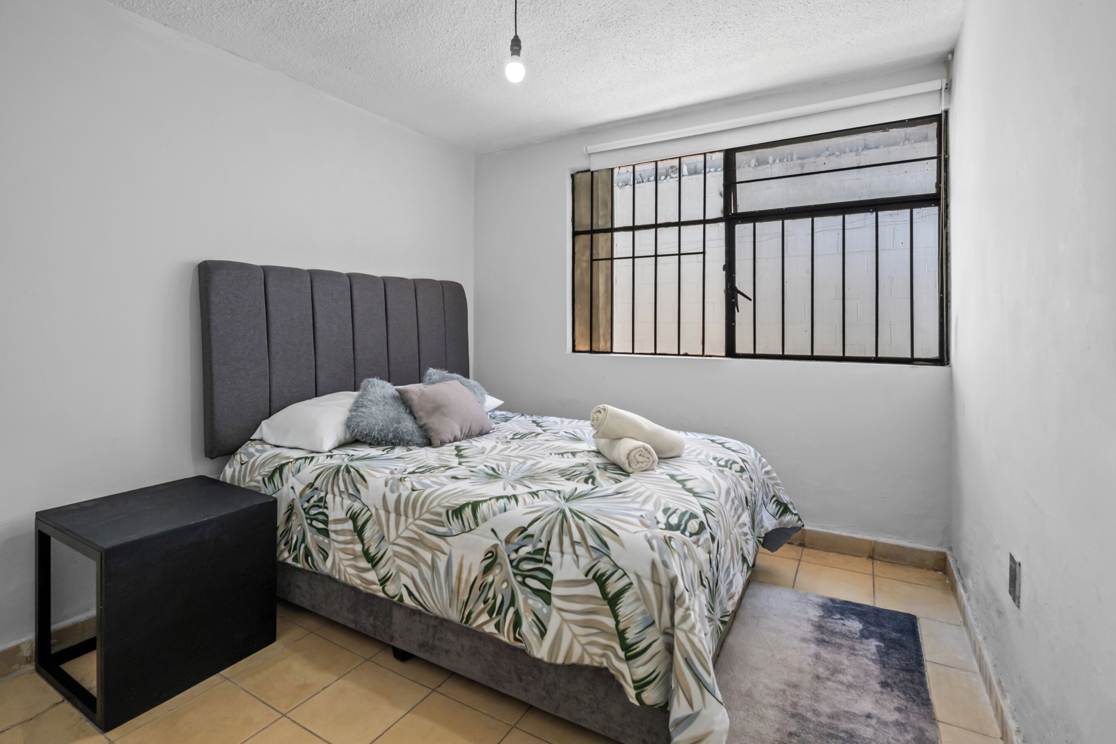 Casa Confort | Cortinas blackout, tabla de planchar con plancha y wifi gratis 