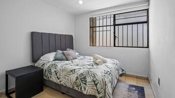 Casa Confort | Cortinas blackout, tabla de planchar con plancha y wifi gratis
