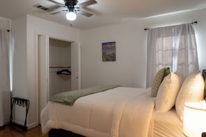 3 habitaciones, escritorio, tabla de planchar con plancha y wifi gratis 