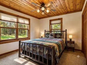 4 Schlafzimmer, Schreibtisch, Bügeleisen/Bügelbrett, Reisekinderbett
