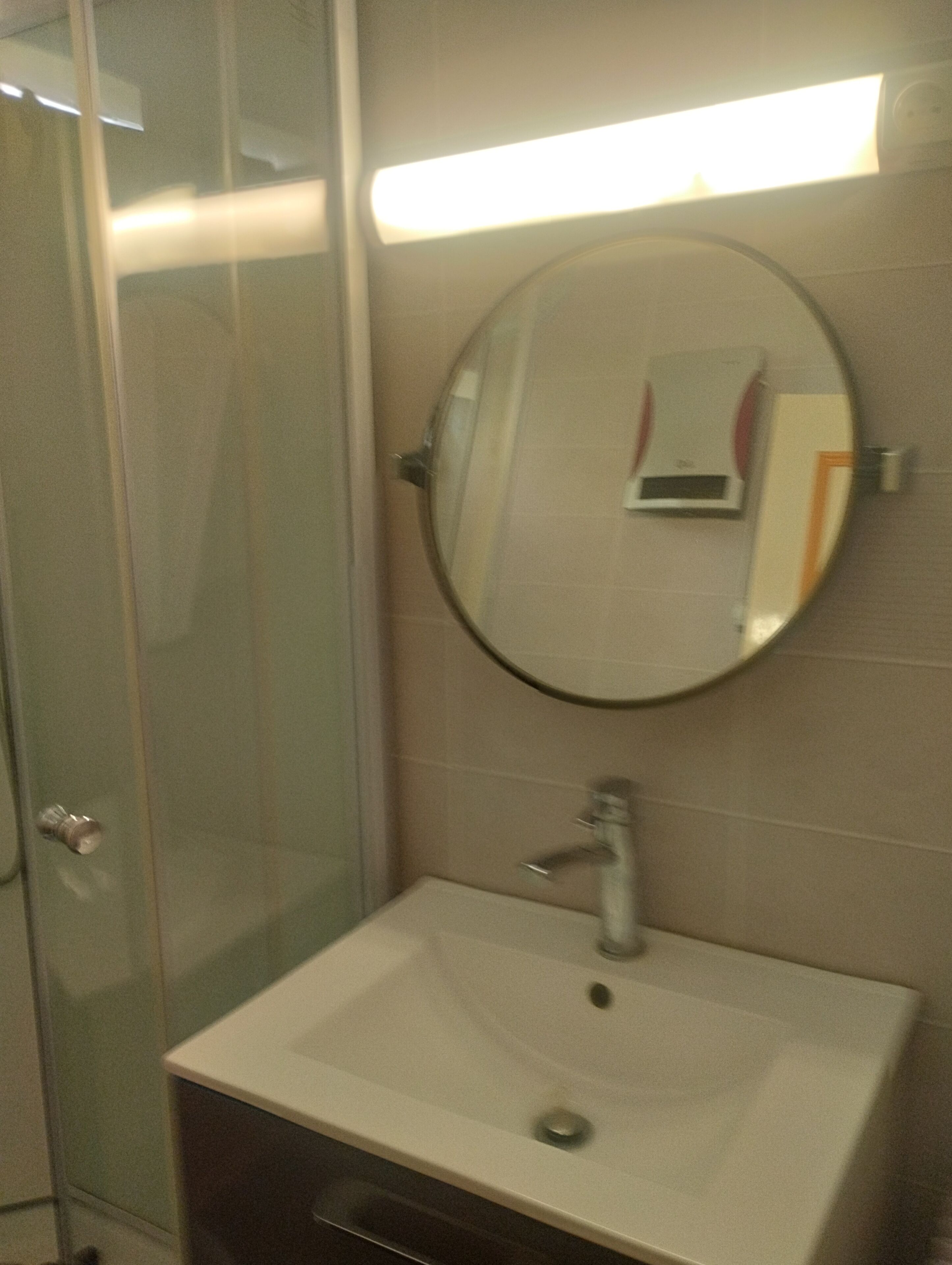 Een douche, een haardroger, handdoeken, toiletpapier