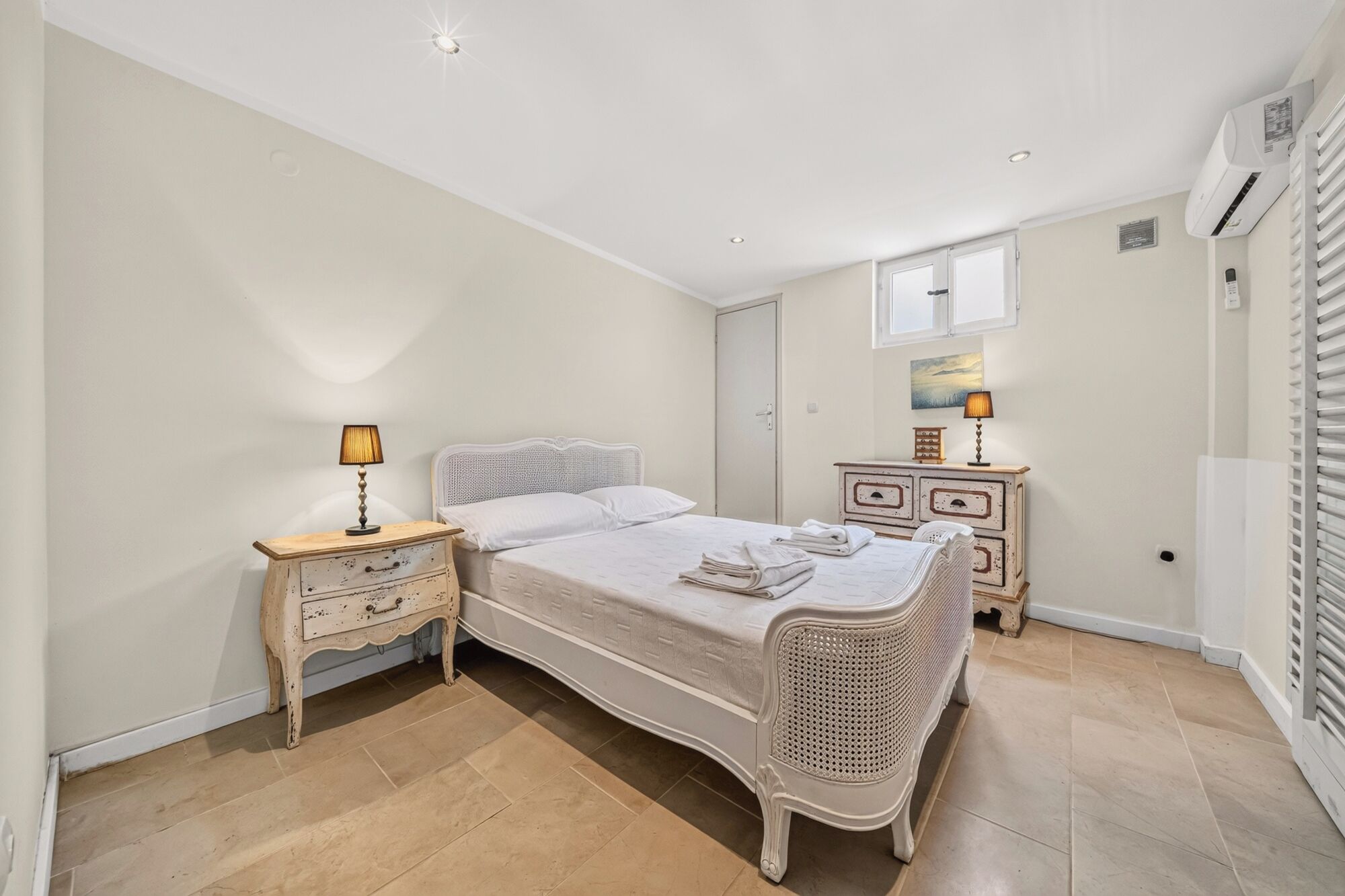 3 habitaciones, tabla de planchar con plancha, wifi y ropa de cama 