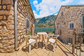 Outdoor dining - Waterfront Apartment | Bay of Kotor | 3 Bedrooms (Muo)