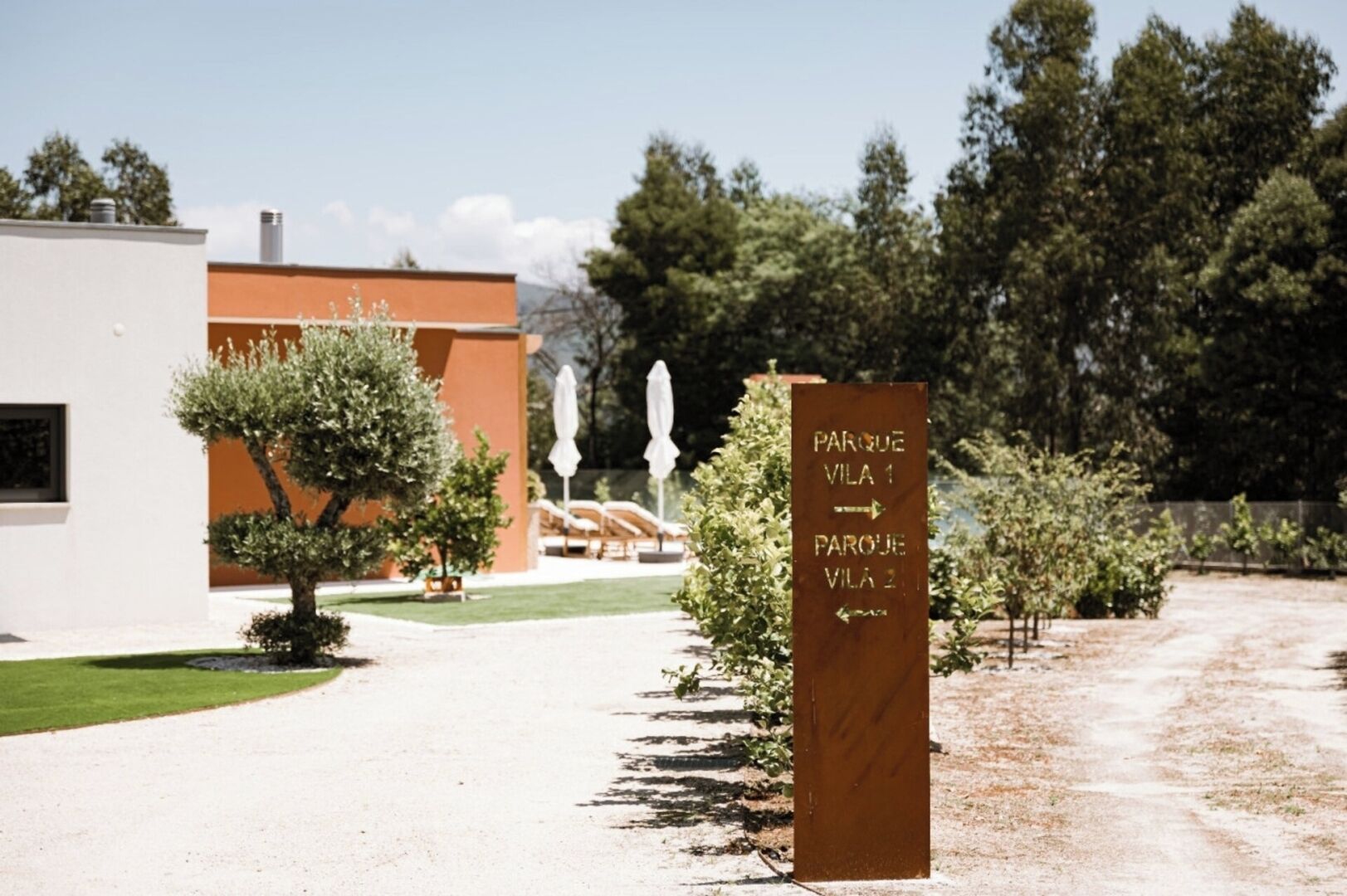 A signpost with directions to 'Parque Vila 1' and 'Parque Vila 2'.