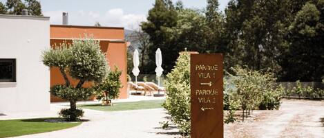 A signpost with directions to 'Parque Vila 1' and 'Parque Vila 2'.